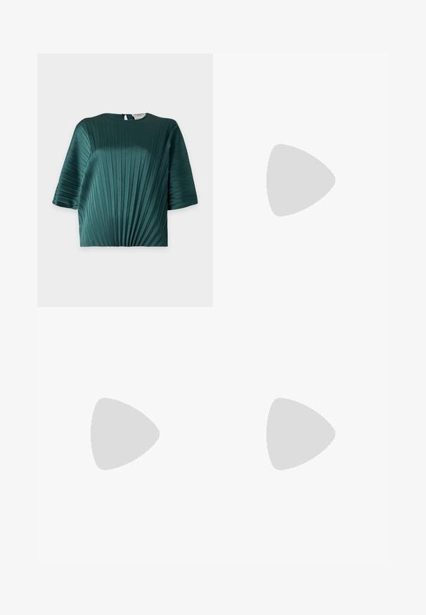 Blouse vert foncé avec des plis verticaux, manches mi-longues et col rond avec petite fermeture à bouton dans le dos.; Pantalon blanc à jambe large avec taille élastique, réalisé en tissu en lin, présenté sur un fond gris clair.; Sandale noire en cuir pour femme avec fines brides croisées, petit talon kitten et petite boucle dorée sur la bride de cheville.; Sac à main en cuir noir avec double poignées, quincaillerie dorée, une étiquette rouge en accent et une bandoulière rayée amovible. Surface texturée lisse.