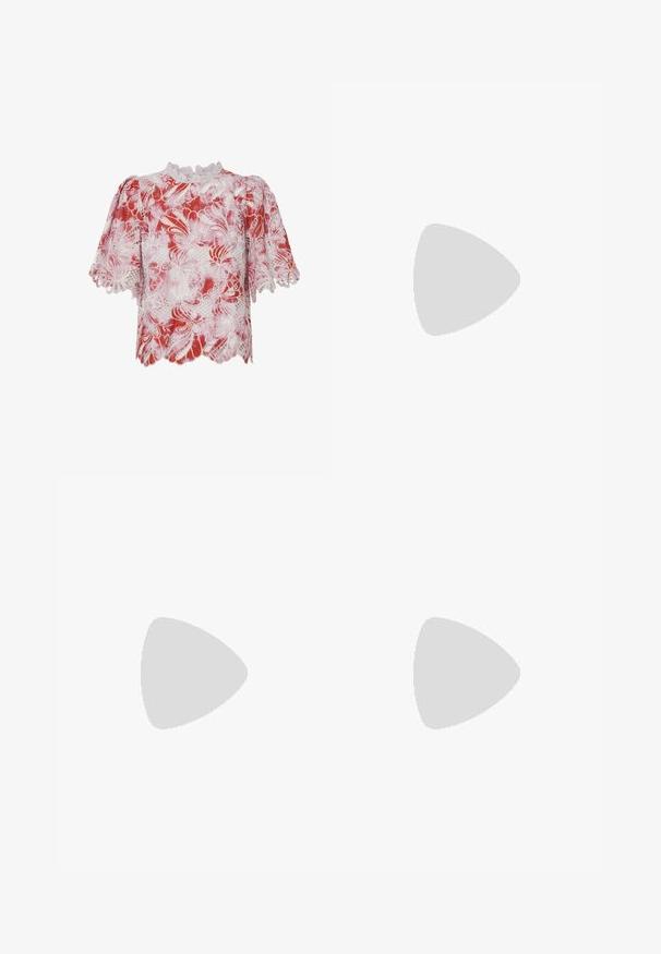Rood en witte blouse met korte mouwen, versierd met bloemige kantpatronen, gegolfde randen en een hoge hals met complexe afwerking en uitsnijdingen.; Lichtblauwe denim wide-leg jeans met een hoge taille, voorzien van een striksluiting, twee voorzakken en een licht vervaagd patroon.; Zwarte gepatineerde leren slingback schoenen hebben een spitse neus, twee banden met gespsieraden en een platte zool.; Kleine zwarte glanzende handtas met twee lange hengsels en zijkant trekkoord details op een effen lichte achtergrond.