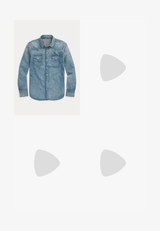 Lyseblå denimskjorte med lange ærmer, knaplukning foran, to brystlommer med klapper og spids krave.; Grå denim jeans, slim fit, med lige ben. Har klassisk femlomme-design, stikninger og en let falmet tekstur.; Sorte sneakers med overdel i stof og ruskind, rund tå, flad gummisål og broderet logo på siden. Snørebåndsdesign med seks snørehuller.; Sorte rektangulære solbriller med mørke linser og mat finish. Har et præget "POLO"-logo på stængerne og et robust rammedesign.