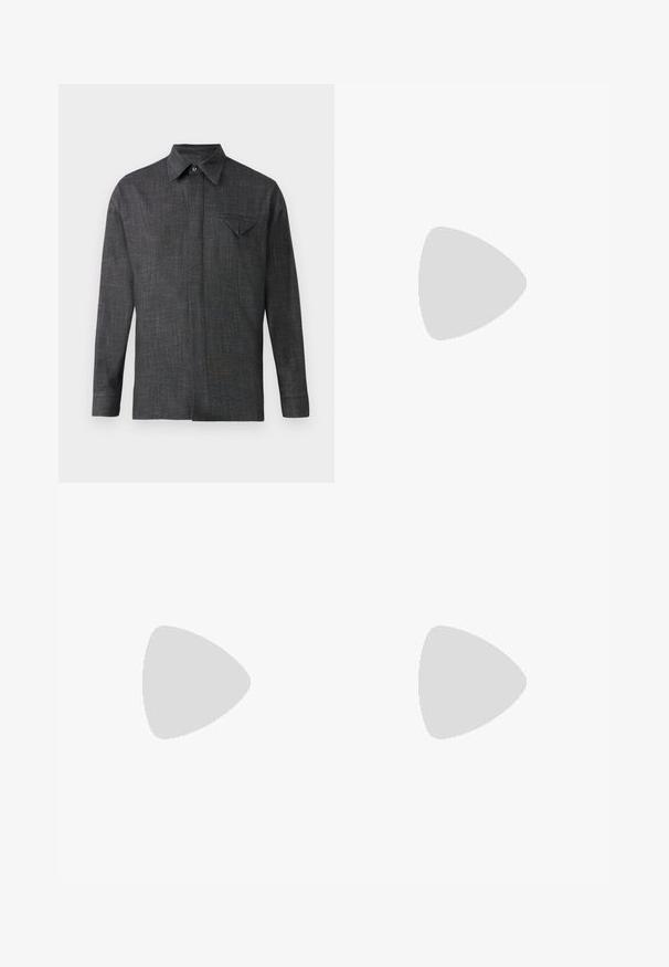 Camisa gris de manga larga hecha de tejido texturizado. Presenta un cuello punta y un pequeño bolsillo en el pecho con una solapa triangular.; Jeans de mezclilla de color azul oscuro con corte recto, con costuras naranjas, cremallera en la bragueta y bolsillos delanteros. Textura suave y cinturilla estándar.; Sandalia tipo chancla de goma negra con una amplia correa ajustable que presenta un diseño geométrico en relieve, suela plana y tacón mínimo.; Bolsa de lona negra con dos asas, correa de hombro ajustable, bolsillo delantero con cremallera y logotipo minimalista sobre fondo liso.