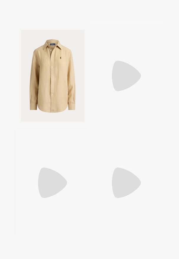 Beige overhemd met lange mouwen, knopen, kraag, klein geborduurd logo op de linkerborst en zichtbare knopen aan de voorkant.; Strakke marineblauwe leggings in volledige lengte met hoge taille, getoond tegen een effen lichte achtergrond.; Zwarte leren kuitlange laarzen met een lage blokhak en een decoratieve band met een kleine gouden gesp op de enkel.; Slanke bruine leren riem met een rechthoekige gouden metalen gesp met een centraal draaisluiting.