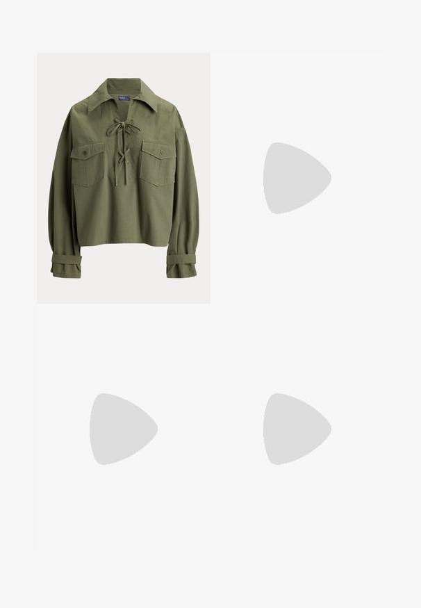 Camisa de manga larga color verde oliva con cuello grande, detalle de cordones en el frente, dos bolsillos en el pecho con botones y correas en los puños.; Shorts de algodón beige con corte recto, cierre de botón y dos bolsillos delanteros. Textura suave y detalle de dobladillo vuelto.; Sandalia de cuero marrón con un diseño de tiras horizontales y circulares, suela plana y un acento de hebilla metálica, que muestra una textura lisa.; Bolsa de silla de cuero en tono marrón claro con forma curva, herrajes de bronce y un acento dorado en la parte frontal. Correa ajustable para un uso versátil.
