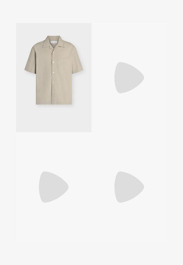 Beige overhemd met korte mouwen en knopen, een spitse kraag en een borstzak aan de linkerkant, platliggend op een witte achtergrond.; Aangepaste groene broek met een gestructureerde afwerking, voorzien van een enkele knoopsluiting en een geplooid voorkantontwerp. Rechte pijpen.; Bruine leren loafer met kwastjes, rustend op een beige gestructureerd tapijt voor een lichtbruine bank.; Bruine leren riem met een zilveren rechthoekige gesp, met subtiele stikdetails en een gladde textuur.