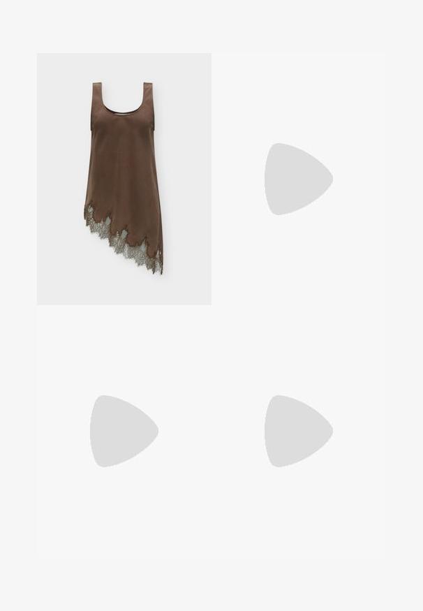 Brun ærmeløs satin kjole med rund halsudskæring og asymmetrisk kant med blondekant langs den nederste kant.; Brun, knælang, tætsiddende nederdel med en glat tekstur og en let glans. Har en afrundet kant og en subtil sidelængde for nem bevægelse.; Rød højhælet sko med spids tå og glat ruskindsoverflade. Har en stiletto-hæl og en guldaccent ved hælens bund.; Brun læderhandtaske med en sammensnøring, guld kædestrop og blød, struktureret overflade. Kompakt form velegnet til aftensbrug.