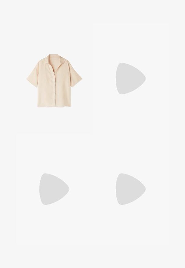 Beige overhemd met korte mouwen, knoopjes, open kraag en een losse pasvorm, plat gelegd op een witte achtergrond.; Lichtblauwe denim culottes met een hoge taille, brede benen en een vijf-pocket ontwerp met contrasterende stiksels en een knoopsluiting.; Bruine leren slipper sandalen met twee gekruiste banden, vlakke zool en een zachte, textuurgevoelige voetbed. Minimalistisch ontwerp zonder extra hardware.; Bruine leren en geweven stro schoudertas met klepsluiting en verstelbare riem met gespen in goudkleur.
