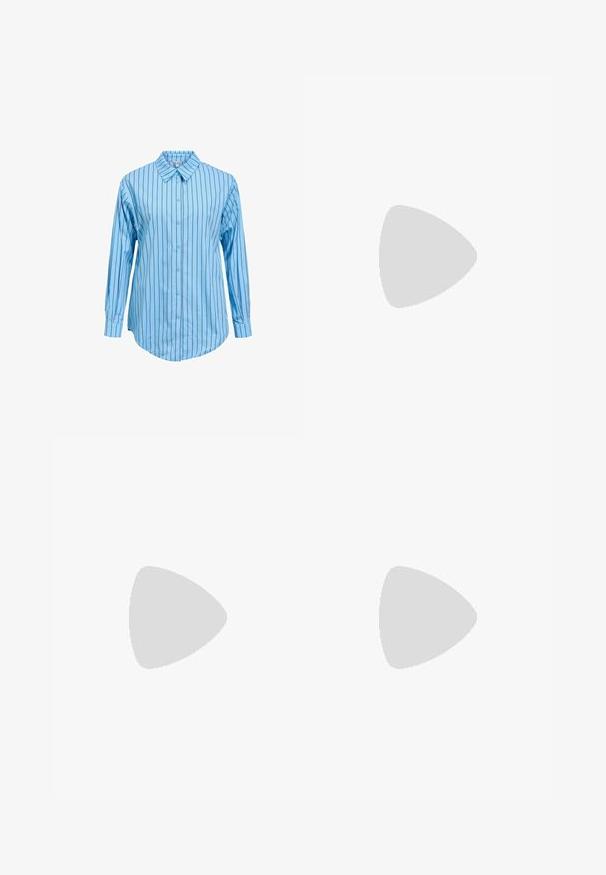 Camisa de manga larga azul claro con rayas verticales oscuras y cuello puntiagudo, mostrada sobre un fondo blanco liso.; Pantalones cortos marrones a medida con un frente plano, pliegues y bolsillos laterales. Fabricados con una tela ligera, ofrecen un ajuste relajado y bordes rematados.; Sandalias negras con dos correas ajustables, hebillas plateadas y detalles con tachuelas. Suela plana con textura suave.; Gafas de sol negras con una forma de ojo de gato estrecha. Hechas de plástico suave, con lentes oscuros y sutiles acentos de logo en las patillas.