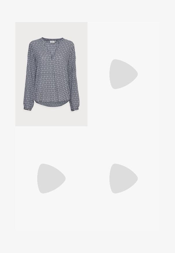 Camiseta de manga larga en blanco y marino con un patrón geométrico de hojas. Tejido suave, escote en V y dobladillo ligeramente curvado. Mangas con puños.; Pantalones negros de pierna ancha hechos de una tela suave. Presentan una cintura plana con pasadores de cinturón y sin bolsillos visibles. Diseño sencillo.; Zapatilla blanca con un logo en V negro, con una parte superior de cuero liso, puntera redonda, cierre de cordones y una lengüeta en el talón de color negro en contraste.; Bolso tote de cuero negro texturizado con dos largas correas para el hombro, forma rectangular y apertura superior.