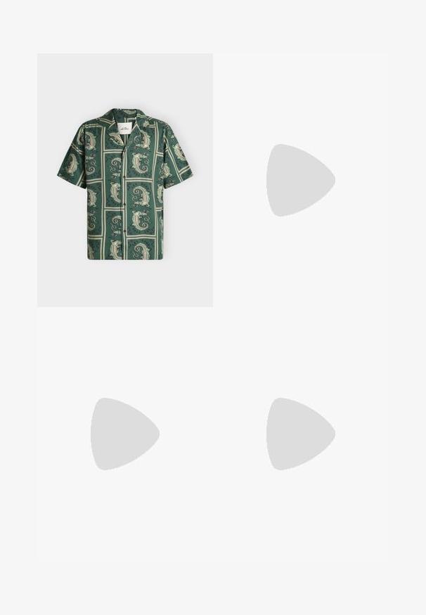 Camisa verde de manga corta con botones y un patrón repetitivo de ilustración de cocodrilo enmarcado por bordes cuadrados y texto "LES DEUX".; Joggers azul marino hechos de una tela suave, con una cinturilla elástica y cordón, forma de pierna ajustada y sin patrones ni bolsillos visibles.; Zapato mocasín de ante beige flotando sobre una alfombra beige tejida, con una mesa de café redonda de madera y libros apilados en el fondo.; Cinturón de cuero negro enrollado con hebilla rectangular de metal plateado sobre un fondo claro y sencillo.