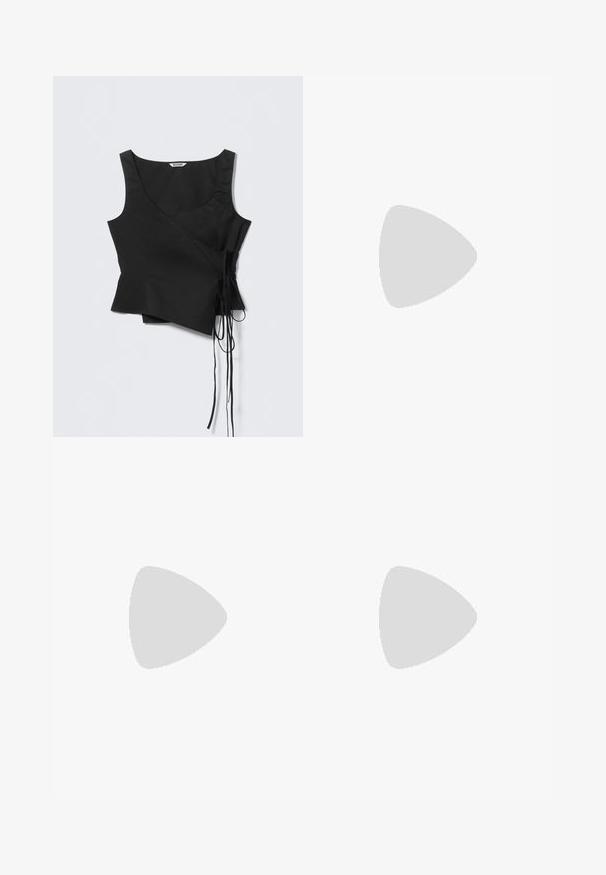 Schwarzes ärmelloses Top mit Wickeldesign aus glattem Stoff, mit seitlichen Bändern und einer strukturierten Form. Etikett mit der Aufschrift "WEEKDAY".; Rosa Midirock mit elastischem Taillenbund, der ein geschichtetes Design und durchsichtige Akzente aufweist, was eine fließende Silhouette und weiche Textur schafft.; Schwarzer High-Heel-Mule mit quadratischer Spitze, gerafftem Riemen und verzierten goldenen Schnallen-Details vor weißem Hintergrund.; Schwarze rechteckige Umhängetasche aus strukturiertem Leder, mit einem goldfarbenen quadratischen Logo-Verschluss und einem verstellbaren Trageriemen.