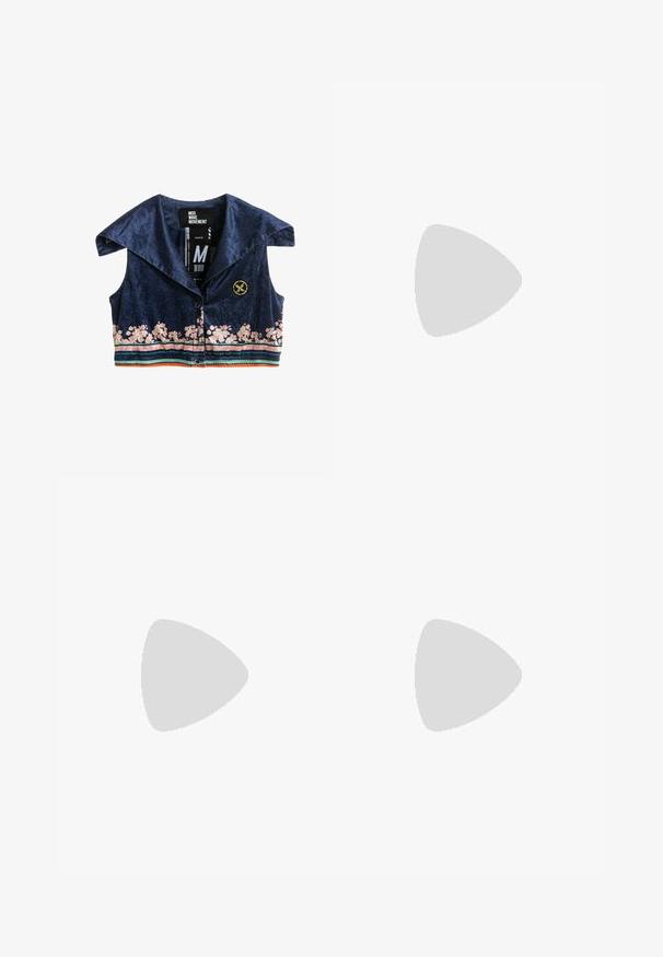 Chaleco corto azul marino con cuello ancho, patrón floral rosa en la parte inferior, rayas horizontales, botones en el frente y un emblema dorado redondo en el pecho.; Pantalones cortos azul marino hechos de una tela suave, con un diseño ajustado, frente plano y dobladillo corto. Sin patrones ni acentos visibles.; Chancla de goma marrón con suela texturizada y tiras en forma de V con la marca, sobre un fondo claro y liso.; Anillo de oro con un diseño de mariquita roja y negra con manchas negras y detalles dorados sobre un fondo blanco.