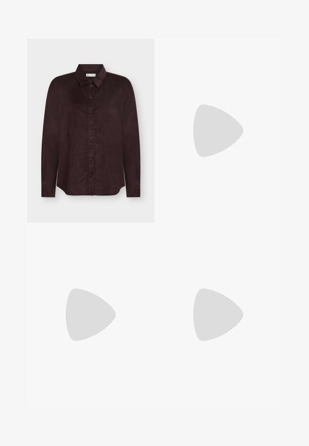 Donkerbruin overhemd met lange mouwen, kraag, rechte snit en zichtbare knopen, weergegeven tegen een effen witte achtergrond.; Donkerblauwe wijde denim broek met gestikte zakken en een bijpassende riem met een grote rechthoekige gouden gesp.; Bruine lakleren platte schoen met puntige neus en drie verstelbare gespen aan de zijkant, gezien vanaf de buitenkant.; Bruine suede totebag met twee donkere leren schouderbanden. Zachte textuur, ronde bovenkant en een ruime binnenkant. Geen zichtbare hardware of versieringen.