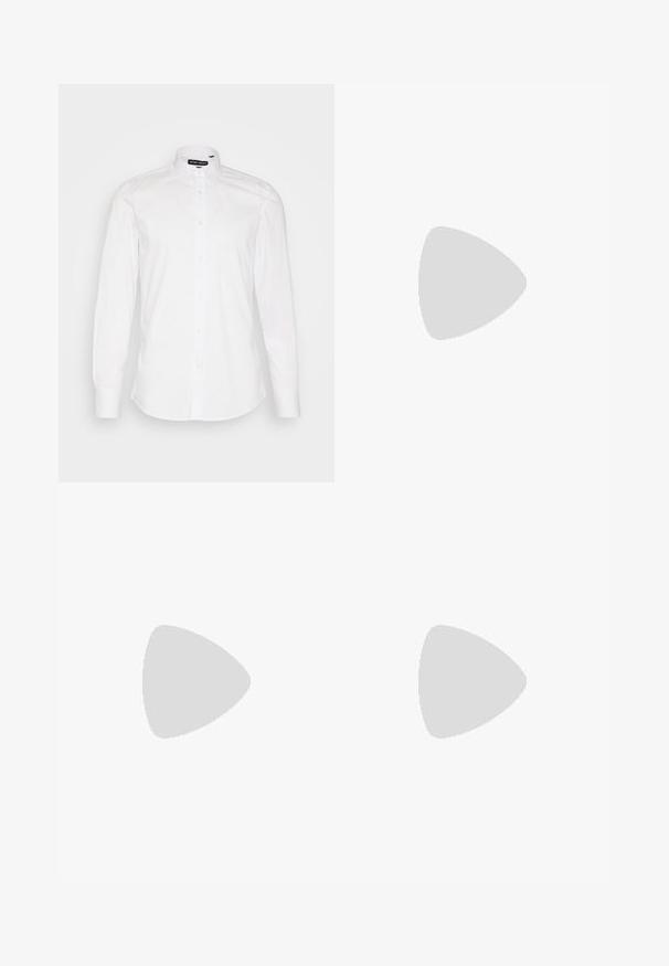 Witte button-up shirt van katoen, met een klassieke kraag, lange mouwen en een afgeronde zoom. Minimalistisch ontwerp met subtiele stikdetails.; Crème-kleurige op maat gemaakte broeken met een rechte snit, gemaakt van textuurstof. Voorzien van riemlussen en een ritssluiting aan de voorkant.; Bruine leren Oxford schoen met een glanzende afwerking, ronde neus, vetersluiting en een stevige zwarte rubberen zool. Naaddetails op de bovenkant.; Bruine leren riem met een gladde textuur, voorzien van een gebogen punt en een rechthoekige metalen gesp in een donkere afwerking.