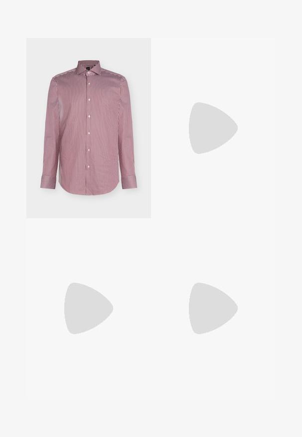 Chemise pour homme à manches longues boutonnée, avec de fines rayures verticales rouges et blanches et un col pointu sur un fond uni.; Pantalons sur mesure pour hommes dans une teinte violette douce, présentant une texture lisse, une coupe droite et des plis avant pour un détail supplémentaire.; Chaussure habillée en cuir marron avec un bout arrondi, des coutures minimales et une finition lisse. Elle présente un faible talon et un design de laçage simple.; Ceinture en cuir marron foncé avec une boucle métallique rectangulaire noire, enroulée sur un fond blanc.
