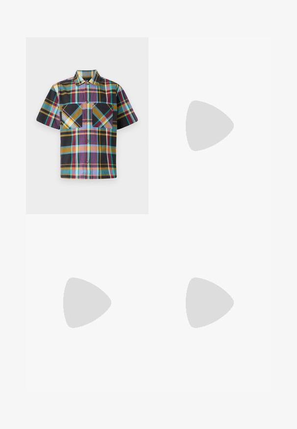 Korte mouwen geruite blouse met een mix van kleuren, waaronder paars, zwart, geel en teal, met twee borstzakken en knoopsluiting aan de voorkant.; Zwarte spijkerbroek van denim met een rechte pijp, voorzien van vijf zakken, subtiele wassing en oranje stiksels.; Zwarte leren vetercombatlaars met dikke zool en trekhaak aan de achterkant, van de zijkant getoond op een effen lichte achtergrond.; Zwarte stoffen rugzak met een klep sluiting, twee voorkantenriemen, zijvakken en een gestructureerde afwerking met een leren onderkant accent.