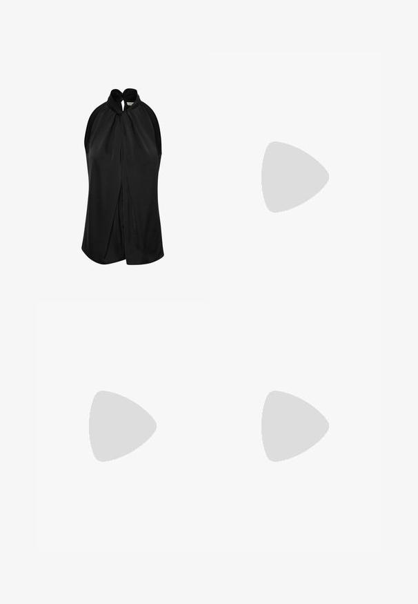 Sort ærmeløs top med halterneck og knudedetalje, blødt stof og en draperet design, der flyder løst fra skuldrene.; Lysblå lige ben denimbukser med forlommer, bæltestropper og en knaplukning på en ensfarvet baggrund.; Sort læderslide sandal med brun fodseng hvilende på tekstureret blå måtte, med sløret stor grå skulptur i baggrunden.; Sort læderbælte med en rektangulær spænde i guldfarve med afrundede kanter, glat tekstur og et stilrent design.