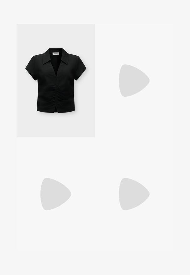 Sort kortærmet bluse med krave og frontlynlås med rynkede detaljer og en let åben kant i den nederste midte.; Blå denimjeans med klassisk fem-lomme design, knap- og lynlåslukning og let falmning på forsiden af lårene og knæene.; Sorte spidse slingback-sko med en lav hæl, lavet af glat læder og med udskæringer på siden for åndbarhed.; Lille sort blank håndtaske med to lange håndtag og snøre-detaljer i siden på en ensfarvet lys baggrund.