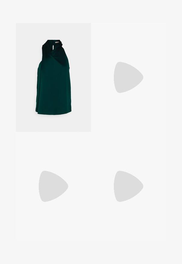 Anna Field Blusa - green; Pantalones verde oscuro de corte recto con trabillas para cinturón, cremallera frontal y perneras anchas, colocados planos sobre un fondo blanco.; Botas negras hasta la rodilla de cuero liso con punta cuadrada y tacón cuadrado. Llevadas con una falda de mezclilla gris con dobladillo desflecado.; Pendientes de aro de oro con un acabado suave y pulido. Forma redondeada, tamaño mediano, con un mecanismo de cierre seguro.