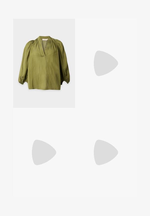 Olivengrøn bluse med lange pufærmer, V-formet slids og indsamlet halsudskæring, vist på en ensfarvet baggrund.; Lyseblå denimjeans med lige ben-design. Har fem lommer, metalknaplukning og en let falmet tekstur.; Mørkebrun laklædersandal med rem bagpå, lille hæl og tårem på hvid baggrund.; Olivengrøn vævet tote-taske med to afrundede håndtag mod en ensartet lys baggrund.