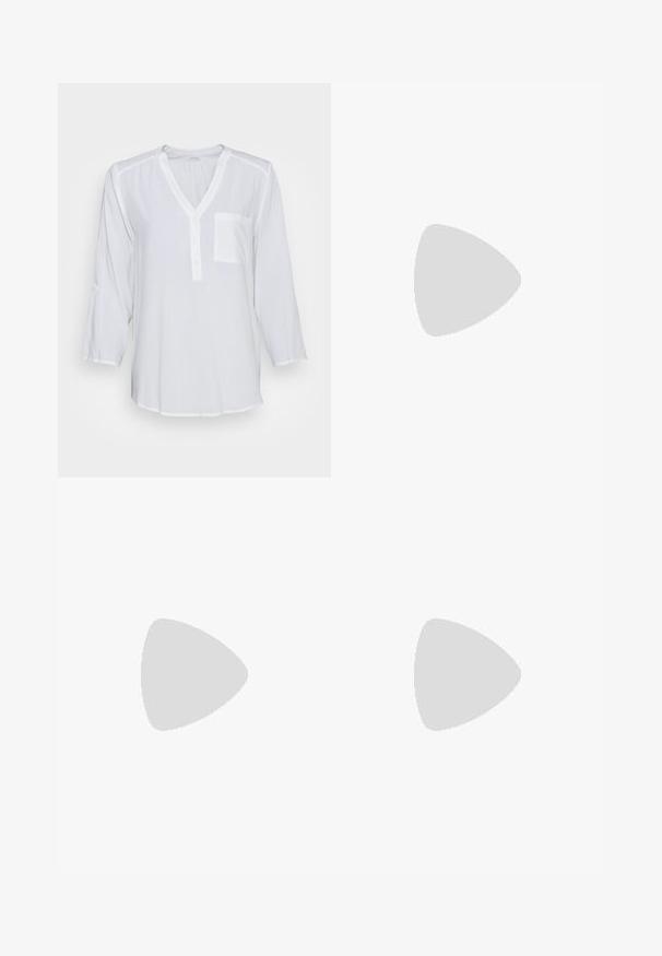 Camisa blanca de manga larga hecha de una tela ligera. Escote en pico con un bolsillo en la parte delantera. Detalles de botones en el cuello y en los puños de las mangas.; Vaqueros negros de pitillo recto con bolsillos delanteros, trabillas para cinturón y cierre de botón sobre un fondo liso.; Zapato oxford de charol negro con detalles de brogue, cierre con cordones, punta redondeada y un tacón bajo con una línea contrastante alrededor de la base.; Bolso estructurado negro de cuero con un asa superior, correa de hombro desmontable y un detalle de tapa en la parte frontal. Acentos en dorado.