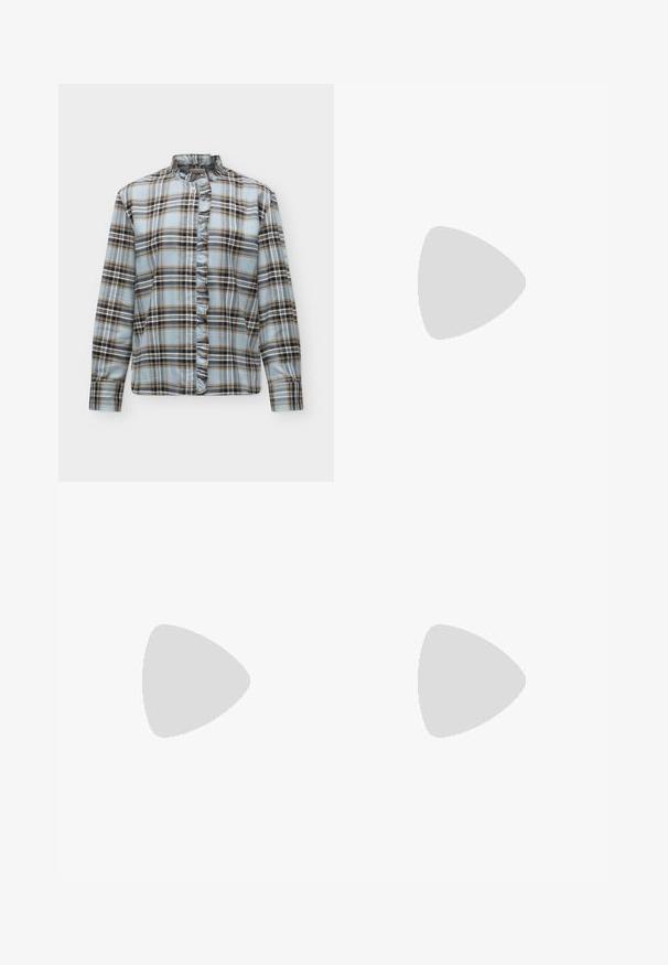 Lichtblauw geruit overhemd met lange mouwen, met bruine en zwarte strepen, gerimpelde knoopsluiting en een opstaande kraag op een witte achtergrond.; Hoge taille grijs gewassen denim jeans met vijf zakken, knoopsluiting en een ontspannen rechte pasvorm.; Hoge zwarte leren laars met lage blokhak en afgeronde neus, glad bovenwerk met minimale naden op effen achtergrond.; Zwarte schoudertas van glad leer met een brede, enkele band en een nonchalant, minimalistisch ontwerp tegen een effen achtergrond.
