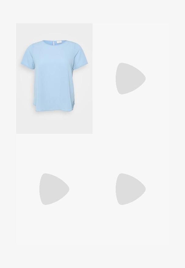 ONLY Carmakoma CARVICA LIFE - Blouse - light blue; Pantalon sur mesure bleu marine, avec une texture lisse, présentant des plis à l'avant et une taille élastique pour le confort.; Mules à plateforme en cuir noir avec un bout ouvert rond, un petit talon carré et une texture lisse. Design minimaliste avec des lignes épurées.; Boucles d'oreilles en métal argenté en forme de croissant, avec une surface lisse et brillante. Elles présentent un design minimaliste sans motifs visibles.