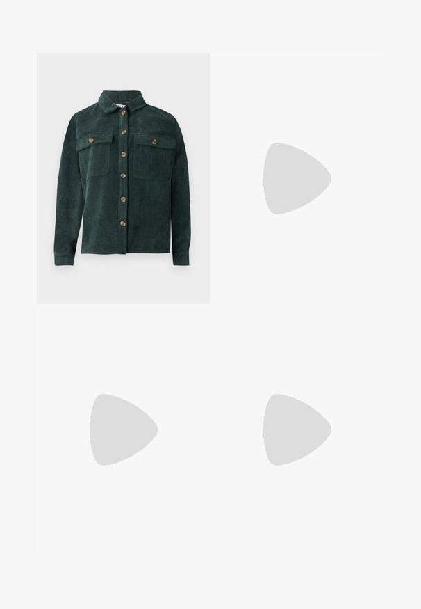 Tmavozelená kordové košele. Má golier, predné zapínanie na gombíky a dve náprsné vrecká. Vertikálne ryhovaná textúra.; Svetlomodré zvonové rifle z denimu. Majú klasický dizajn s piatimi vreckami, zapínanie na gombík a vyblednutý efekt smerom k lemu.; Čierna vysoká topánka na podpätku so špicatou špičkou a textúrovaným zvrškom. Vnútro má jasne ružovú podšívku. Štvorcový podpätok s kovovým akcentom pri báze.; Čierna kožená kabelka so zlatou prackou a nitmi, krátkymi rúčkami a nastaviteľným popruhom cez rameno na čistom bielom pozadí.