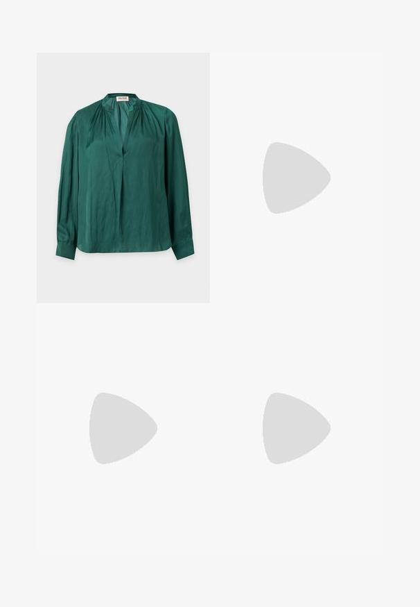 Donkergroene blouse met lange mouwen, met geplooide details bij de kraag en brede manchetten.; Léopardprint potloodrok in beige en zwart. Glad stof, aansluitend ontwerp met een knie-lange snit en een verborgen tailleband. Geen zichtbare sluitingen.; Zwarte leren hoge hak sandaal met enkelbandje. Heeft een gladde textuur, open teen en een dunne hak. Gouden gesp detail.; Zwarte lakleren schoudertas met een zilveren gespdetail en een zilveren kettingriem, getoond tegen een effen lichte achtergrond.