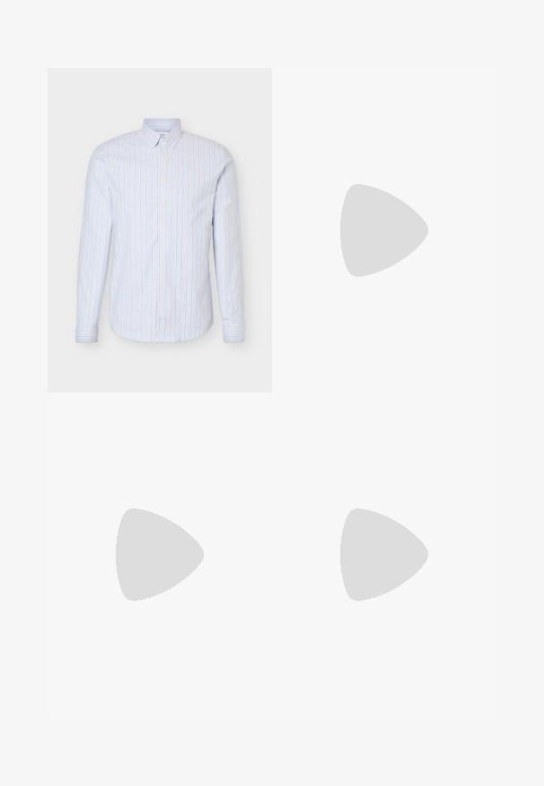 Herre lyseblå skjorte med knapper, med lodrette hvide og tynde røde striber, lange ærmer og krave med knapper.; Grå, vide bukser lavet af glat stof, med knaplukning og to sidelommer. Simpelt, rent design uden synlige mønstre.; Brune læder loafers med en tekstureret, rippet gummisål. Har et slankt design og et dekorativt bånd over vristen.; Brunt læderbælte med tekstureret finish, med spænde i sølvmetal og en enkel løkke til justering. Vævet design nær spændet.