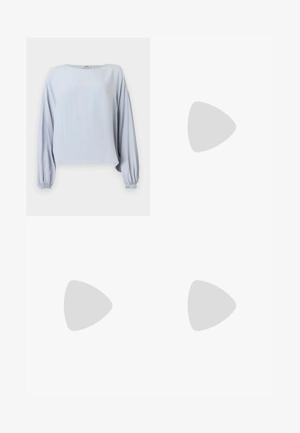 Blusa azul claro de manga larga con puños anchos fruncidos y ajuste holgado, que presenta un escote redondo y un diseño sencillo.; Pantalones de pierna ancha en azul marino oscuro, hechos de una tela suave. Presentan una cinturilla plana, pliegue frontal y sin herrajes o patrones visibles.; Zapato de tacón con talón descubierto en piel negra, punta puntiaguda, tacón pequeño y detalles metálicos decorativos a lo largo de la abertura frontal. Textura lisa.; Bolso de hombro de cuero negro con correa de cadena dorada y logo triangular de Guess en la solapa frontal, sobre un fondo blanco liso.