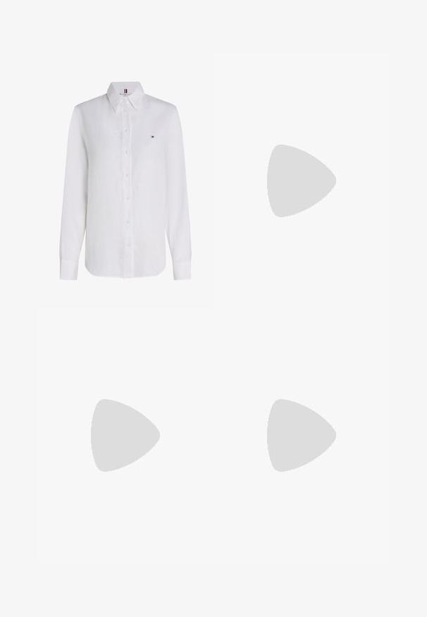 Hvid skjorte med lange ærmer og knapper, med spids krave og lille Tommy Hilfiger-logo på venstre bryst.; Lyseblå, cropped denim jeans med høj talje, frynsede kanter og et klassisk fem-lomme design. Lavet af blødt, strækbart materiale.; Beige læder kileespadrille med lukket tå, slingback-strop og flettet jutesål.; Stor stråtask med en tekstureret, beige yderside og to brede håndtag. Har et læderbånd som lukning.