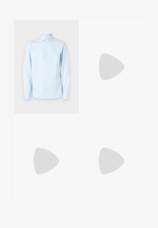 Camisa de manga larga a rayas azul claro hecha de algodón. Cuenta con cuello clásico, cierre frontal de botones y puños con pequeños botones.; Pantalones de vestir azul marino con corte recto, con cierre de botón y trabillas para el cinturón. Hechos de una tela suave y ligera.; Mocasines de charol negro con punta redondeada, correa decorativa y suela de goma gruesa con profundas ranuras para mayor tracción.; Cinturón de cuero negro con hebilla metálica negra mate, que presenta una textura suave y un diseño sencillo. Longitud ajustable con un extremo cónico.