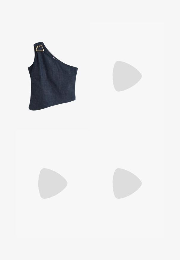 Tmavomodrý denimový crop top na jedno rameno so zlatou trojuholníkovou prackou na jednom ramene.; Tmavo modré denimové džínsy so strihom priamo na nohy, s oranžovým prešívaním, piatimi vreckami a kovovou gombíkovou uzávierkou v páse.; Čierna lakovaná kožená topánka na vysokom podpätku, špicaté prsty, hladká textura, tenký stiletto podpätok, minimalistický dizajn, žiadne viditeľné vzory ani kovania.; Riflová kabelka zaobleného tvaru, tmavomodrý gradient, strieborné kovanie, detail s retiazkou a logo plaketa vpredu.