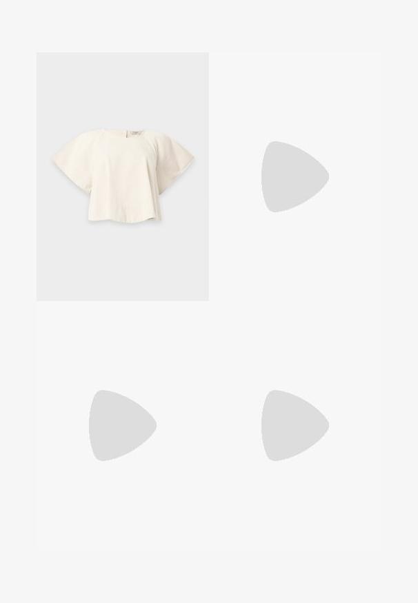 Blouse crème à manches courtes, manches larges et col rond, posée à plat sur un fond gris clair.; Pantalon à jambes larges avec taille élastique, présentant un motif géométrique bleu et vert foncé sur fond beige.; Ballerines en cuir noir avec un bout rond, texture lisse, détails de couture minimalistes et design de semelle flexible.; Trousse de maquillage en satin bourgogne de forme rectangulaire, avec fermeture éclair et une poignée courte. Présente un design minimaliste et une texture lisse.