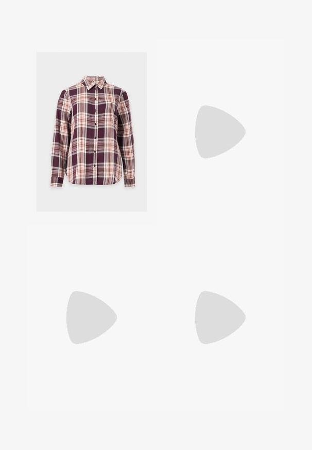 Chemise à manches longues boutonnée avec motif à carreaux violet, rose et marron et col pointu sur fond blanc.; Pantalon noir à coupe décontractée avec taille élastique et poches latérales, présenté sur un fond blanc uni.; Jambes portant des leggings côtelés foncés associés à des ballerines noires avec de petits détails en nœud sur fond blanc.; Sac à main bordeaux en matériau brillant, de forme rectangulaire, avec deux anses et des accents légèrement courbés à l'avant.