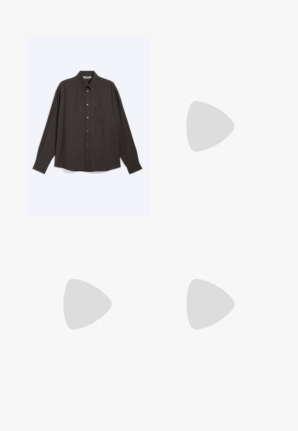 Chemise gris foncé à manches longues boutonnée, avec de fines rayures verticales discrètes, une poche poitrine sur le devant et un col pointu, posée à plat sur un fond blanc.; Pantalons larges en vert olive, en tissu doux avec une taille élastique et un cordon de serrage ajustable. Comprend deux poches latérales.; Mocassins en cuir noir avec un bout arrondi, présentant une sangle décorative et une semelle en caoutchouc épaisse avec de profonds crampons pour une meilleure adhérence.; Ceinture en cuir noir avec une boucle en métal noir mat, présentant une texture lisse et un design simple. Longueur réglable avec une extrémité effilée.