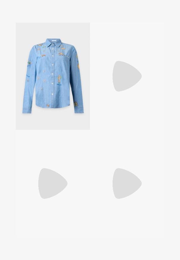 Hellblaues Denim-Langarmhemd mit bunten, bestickten Planeten, Sternen, Kakteen, Regenbögen und silbernen Nieten auf der Brusttasche.; Denim-Jogginghosen mit einem breiten elastischen Bund, zwei seitlichen Cargo-Taschen und gerippten Bündchen; dunkelblaue Farbe mit kontrastierenden Nähten.; Schwarze Leder-Ballettschuhe mit abgerundeter Spitze, glatter Textur, minimalen Nähdetails und einem flexiblen Sohlen-Design.; Hellblauer Stoff-Beuteltasche mit langem Riemen, weiter oberer Öffnung und genähten vertikalen Nähten, vor einem schlichten weißen Hintergrund abgebildet.
