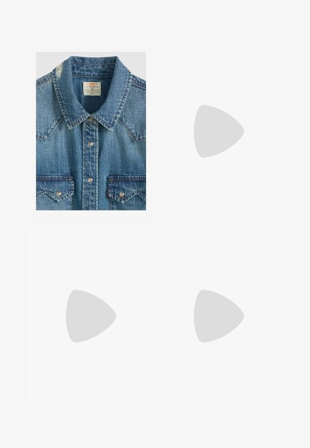 Blå denim Levi's western skjorte med trykknapper, spids krave, brystlommer og et mærke, der viser størrelse small og branding.; Mørkeblå denimjeans med lige snit, fem-lomme design, kobbernitter og orange syninger langs sømmen.; Salinyang SALINYANG - Cowboy- / bikerstøvlette - braun; Mørkebrun læderbælte med ovalformet antik messingspænde og tre justeringshuller på den ene side.
