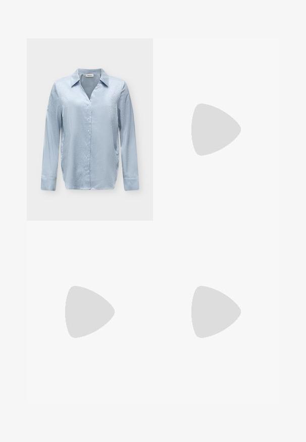 Lyseblå langærmet satinbluse med subtilt leopardprintmønster, knaplukning foran og klassisk krave på en neutral baggrund.; Sorte denimjeans med lige ben, der har et klassisk fem-lomme design, knaplukning og subtilt slid på stoffet.; Sorte patenterede læder Mary Jane flade sko med spids tå, én rem og lav hæl på ensfarvet baggrund.; Sort rektangulær læder crossbody-taske med justerbar skulderrem, top lynlås og lille gyldent Calvin Klein-logo foran.