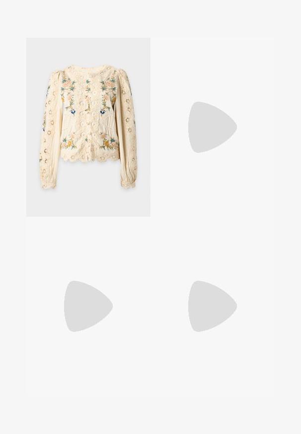 Blouse en dentelle crème avec de longues manches bouffantes et une broderie florale multicolore complexe sur le devant et les manches.; Jupe longue en lin brun avec une taille élastique et un cordon de serrage. Caractérisée par un design ample et fluide avec des plis sur les côtés. Texture lisse.; Sandale plate à bride tressée marron avec semelle noire et semelle intérieure rembourrée sur fond gris clair.; Sac à main marron tissé avec une poignée arrondie, des ferrures argentées et une bandoulière réglable. Il présente une fermeture éclair et une surface texturée.