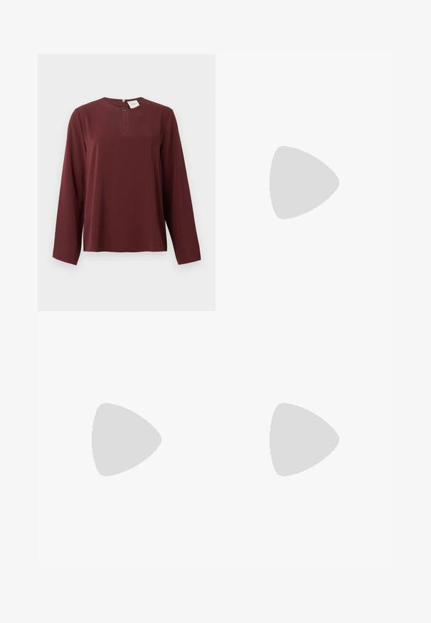 Bordeaux longsleeve blouse met een kleine keyhole halslijn aan de voorkant en een verborgen ritssluiting bij de kraag.; Wijdvallende broek in een diepe bordeauxkleur. Gemaakt van een soepele, rekbare stof met op maat gemaakte naden en een rits aan de voorkant.; Bordeaux leren enkel laarzen met een spitse neus en slanke hak. Beschikt over een zijrits en een gladde, glanzende textuur.; Bordeaux leren handtas met een gebogen vorm, dubbele handvatten, ritssluiting en subtiele stiksels. Gladde, hoogglanzende afwerking.