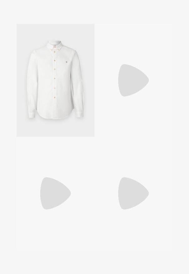 Weißes Hemd mit langen Ärmeln, klassischem Kragen, orangefarbenen Knöpfen und einem kleinen gestickten Logo auf der Brust. Glatter Baumwollstoff.; Beige Hosen mit flachem Frontdesign, Knopfverschluss und geradem Bein. Hergestellt aus glattem Stoff mit minimal sichtbaren Nähten.; Weiße Sneaker aus Leder und Wildleder, mit einem Schnürdesign, einer hellbraunen Gummisohle und einem kleinen Logo an der Seite.; Hellbraune Leder-Umhängetasche mit verstellbarem Schulterriemen und Reißverschluss, vor einem schlichten hellen Hintergrund gezeigt.