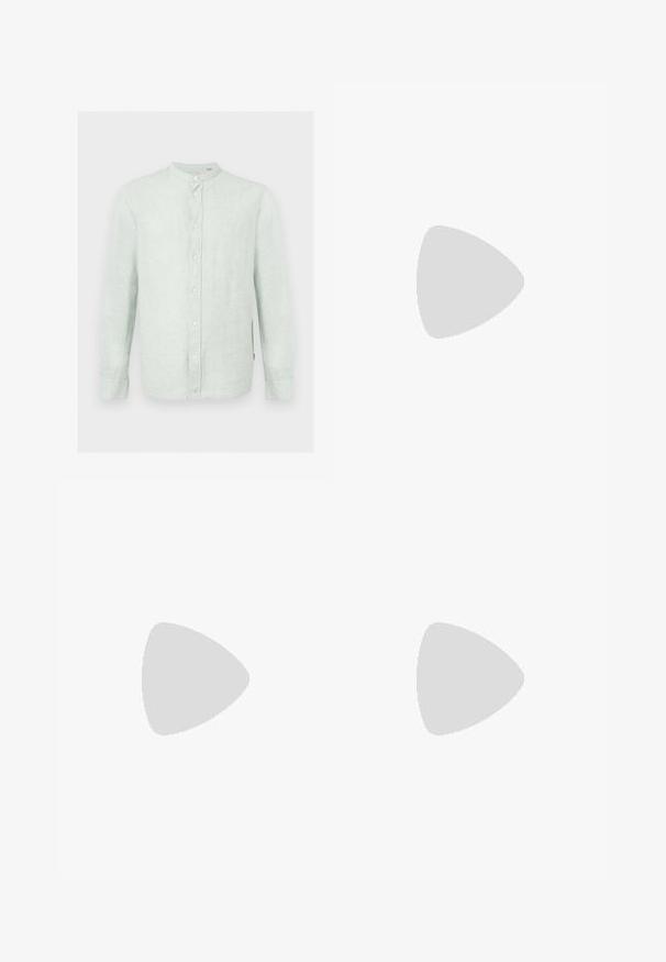 Lysegrøn langærmet skjorte med mandarinhals og knaplukning foran, vist mod en hvid baggrund.; Bredde ben jeans i mørkeblå denim med en gradient finish, der har en knaplukning, fem lomme-design og strukturerede syninger.; Sort læder sko med en rund tå, der har snørelukning, solid sort gummisål og en lille hælflap bagpå.; Sort læderbælte med en sølvfarvet metalspænde, der har en glat tekstur og et enkelt, klassisk design.