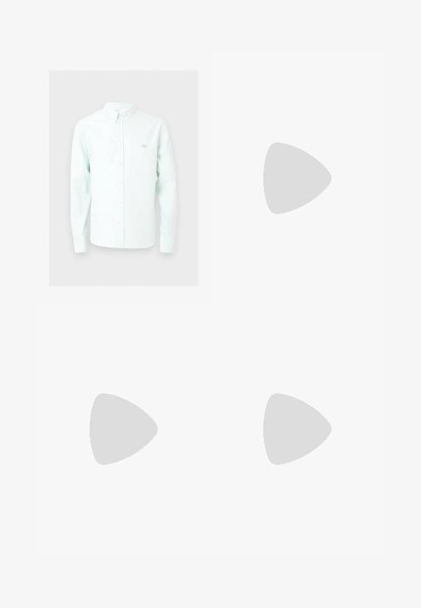 Chemise bleu clair à manches longues avec col et petit logo renard brodé sur le côté gauche de la poitrine.; Pantalons en cuir synthétique noir avec une texture crocodile subtile, coupe droite et taille haute, présentés sur un fond blanc uni.; Chaussure de ville en cuir noir avec une finition polie, bout rond, design à lacets et un petit talon empilé, présentant un détail de couture subtil.; Ceinture en cuir noir à texture lisse, boucle en métal argenté, et design épuré et simple. Comprend des trous pour un ajustement réglable.