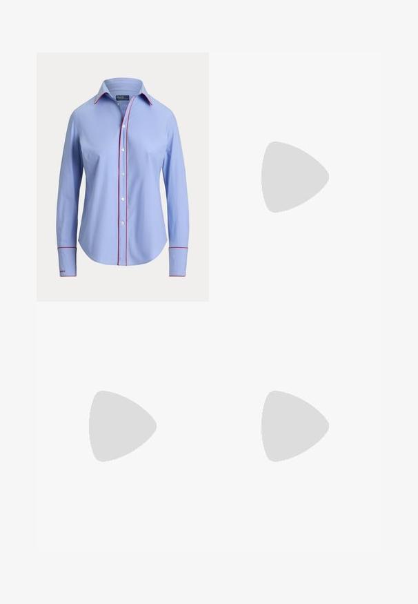 Hele sinine pika varrukaga nööbitav särk, punase voodriga nööpide ääres, krae servadel ja meeste servadel, millel on Polo by Ralph Lauren silt.; Valged laia lõikega puuvillased püksid, millel on kõrge vöökoht, nööpminekus ja peened kortsujooned ees.; Pruun nahast kõrgem kontsaga sandaal, millel on sujuv disain, reguleeritav pahkluu rihm ja diskreetne kuldne detail. Avatud varbaosa ja sile tekstuur.; Kreemikas ostukott pruunide nahast käepidemete ja põhjaga, millel esipinnal keskel on reljeefne "RL" logo.