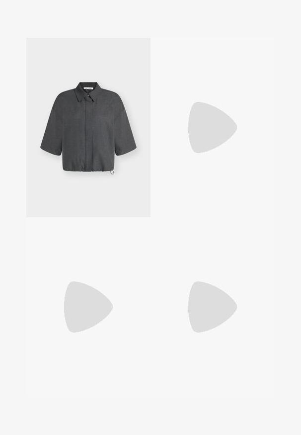 Donkergrijs cropped shirt met korte brede mouwen, kraag en knoopsluiting, getoond tegen een effen lichte achtergrond.; Lichtblauwe denim shorts met knoop aan de voorkant, rits, riemlussen en zij- en voorzakken tegen een witte achtergrond.; Zwarte leren enkellaars met een ronde neus, een bescheiden gestapelde hak en een decoratieve zijtab. Het materiaal heeft een strakke, gepolijste afwerking.; Zwarte draagtas met krokodillenpatroon, voorzien van een gladde textuur en twee stevige handvatten. Inclusief een afneembare etui met ritssluiting.