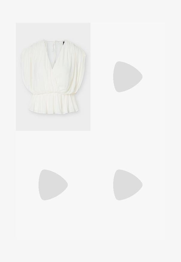 Hvid ærmeløs bluse med dyb V-hals, samlet skuldre, elastisk talje, peplumkant og lukning med bindebånd bagpå.; Sort denimnederdel med høj talje, to guld knaplukninger, slids foran og sidelommer. Glat tekstur og knælangt design.; Sort spids højhælet sko med tynde ankelremme og sølvspænde på en ensfarvet lys baggrund.; By Pariah SCULPTURAL EARRINGS - Øreringe - gold-coloured