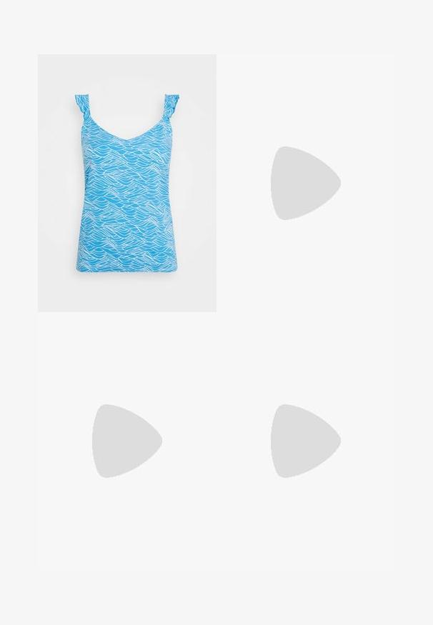 TOM TAILOR DENIM CAMISOL WITH RUFFLES - Blúzka - blue; Svetlomodré džíny s vysokým pásom, slim-fit strihom, prednými a zadnými vreckami, zapínaním na gombík a pútkami na opasok na bielom pozadí.; Biele tenisky s čiernym logom V, vyrobené z hladkej koženej vrchnej časti, s okrúhlou špičkou, šnurovaním a kontrastným čiernym pätovým tabom.; Okrúhle slnečné okuliare s priesvitnými šedými rámami a šedými sklíčkami. Kovové akcenty na stranách a zakrivené ramienka pre stabilitu.