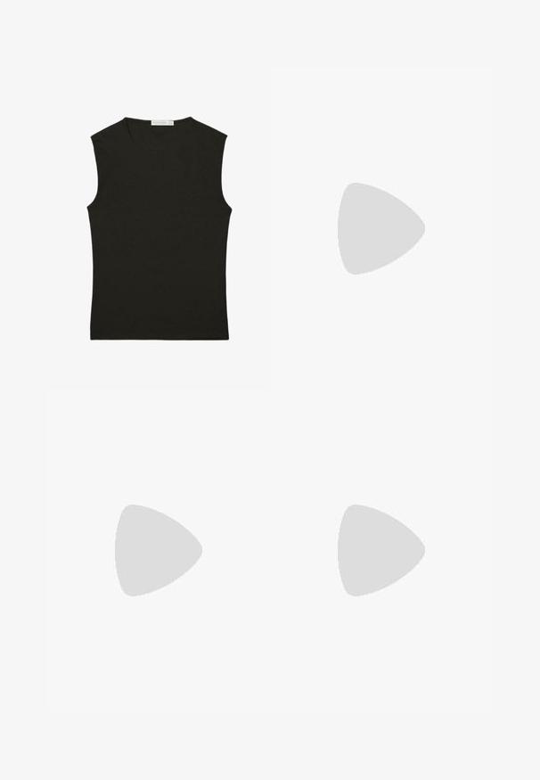 Top noir sans manches en tissu lisse ; coupe ajustée avec un col rond ; aucun motif ni accent visible.; Mini-jupe noire en coton avec une taille ajustée. Texture lisse, design simple et ourlet droit. Pas de motifs ou de pièces métalliques visibles.; Jambes portant des leggings côtelés foncés associés à des ballerines noires avec de petits détails en nœud sur fond blanc.; Sac à épaule rectangulaire noir avec de longues bretelles fines et une texture lisse et brillante sur un fond uni.