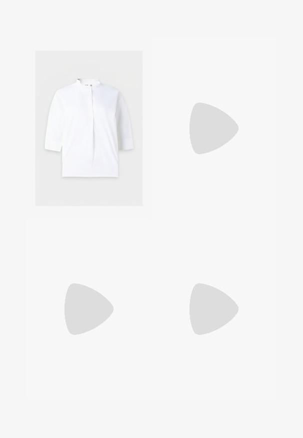 Blouse blanche avec manches trois-quarts et petit col montant, patte de boutonnage dissimulée à l'avant, design uni.; Pantalon noir court en tissu texturé avec une finition lisse. Il présente une taille mi-haute, deux plis avant et des jambes larges.; Mules noires à talons avec un bout rond, fabriquées en cuir lisse. Dotées d'une bande élastiquée et d'un talon cylindrique proéminent.; Pochette en cuir beige plissé avec un cadre en métal argenté, dotée de deux fermoirs ronds décoratifs et d'une chaîne en argent.