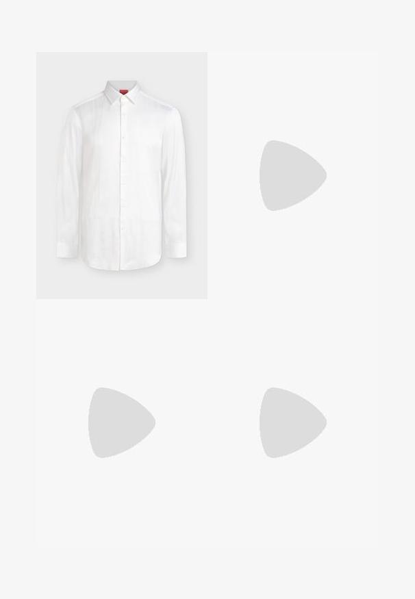 Chemise blanche à manches longues boutonnée avec col pointu et fines rayures verticales, présentée sur un fond neutre.; Pantalon de costume gris clair sur mesure avec passants de ceinture, devant plat et coupe droite sur fond blanc.; Chaussure habillée noire en cuir, à enfiler, avec un petit talon et un logo Calvin Klein discret sur le côté, présentée de profil sur un fond blanc.; Ceinture en cuir noir avec une finition brillante ; elle présente une boucle en métal argenté avec un design à cadre rectangulaire et des bords lisses.